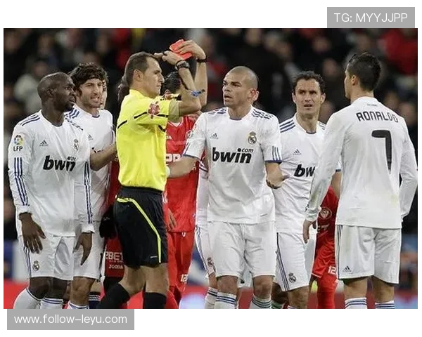 吐口水红牌判罚为何常被误解？详细规则解读与争议分析