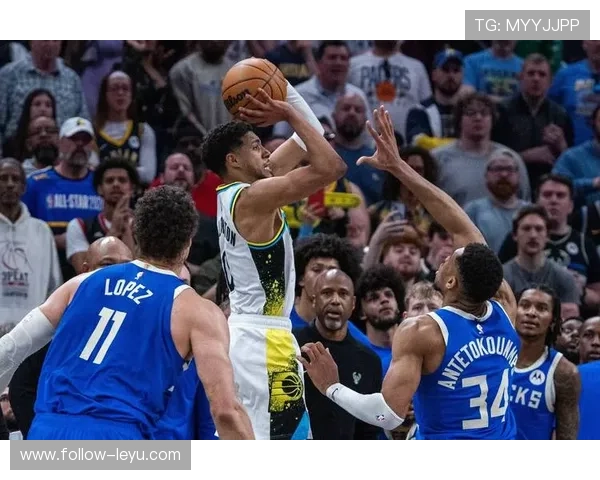 哈利伯顿突破拉扯防守提升球队关键时刻得分效率