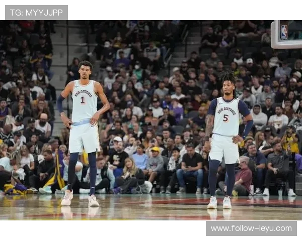 斯蒂芬·卡斯尔无球跑位提升空间明显，挡拆配合效率逊色队友