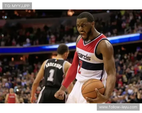 约翰·沃尔通过突破配合挡拆提升球队关键时刻得分效率